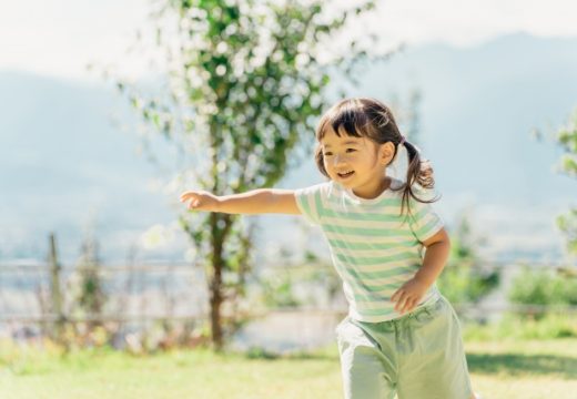 外で遊んでいる子ども